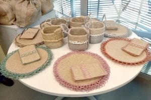 Imagem produtos de artesanato em cima de uma mesa