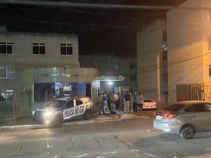 Imagem viatura na porta condomínio Village Cardoso