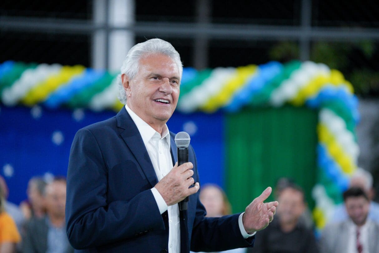 Imagem Ronaldo Caiado segurando microfone