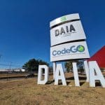A imagem mostra a fachada do Distrito Agroindustrial de Anápolis. Há as letras D, A, I, A e uma placa com a palavra Daia e a palavra Codego.