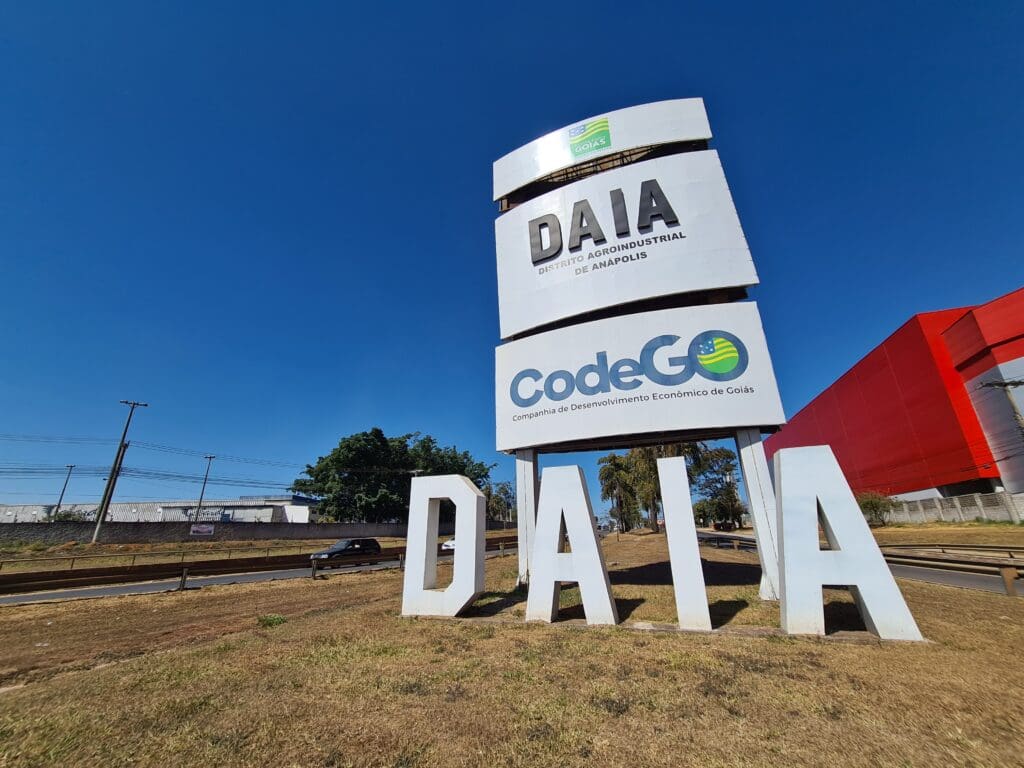 A imagem mostra a fachada do Distrito Agroindustrial de Anápolis. Há as letras D, A, I, A e uma placa com a palavra Daia e a palavra Codego.
