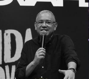 Imagem Pastor Victor Hugo pregando na igreja