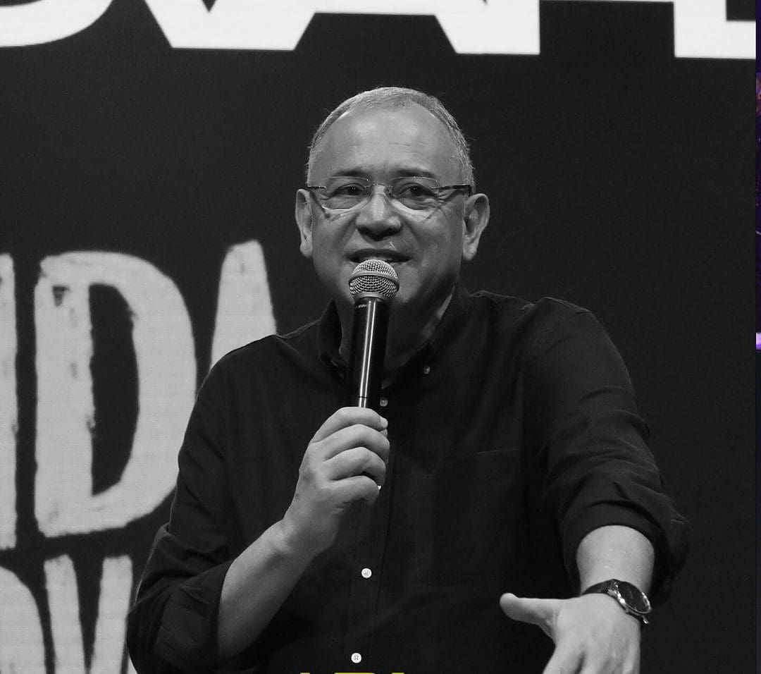 Imagem Pastor Victor Hugo pregando na igreja