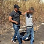 Imagem policial levando autor de furto de celular