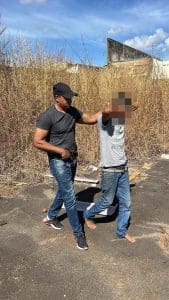 Imagem policial levando autor de furto de celular