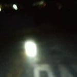 Imagem rua escura no Residencial Tangará iluminada com lanterna