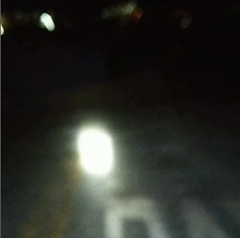 Imagem rua escura no Residencial Tangará iluminada com lanterna