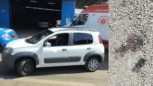 A imagem está dividida em duas. À esquerda, um carro branco está em destaque. Há uma viatura da polícia e uma do Samu atrás. À direita, um chão de brita tem duas manchas de sangue.