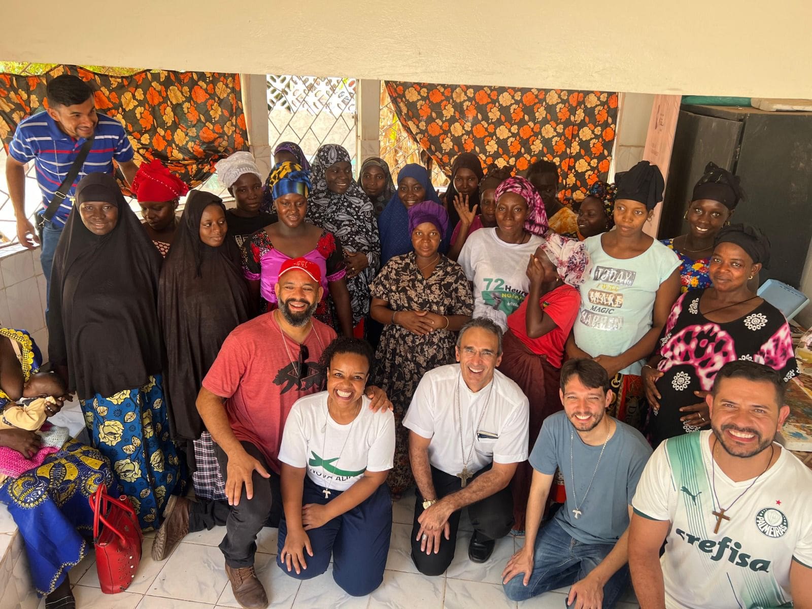 Imagem pessoas pousando para foto Dom Dilmo está de joelhos abaixo na imagem