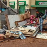 Imagem moveis molhados na rua