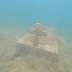 Imagem de uma sepultura em baixo da agua