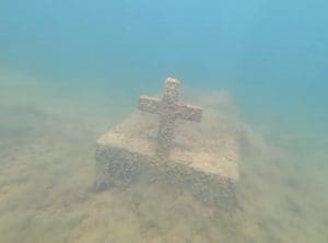 Imagem de uma sepultura em baixo da agua