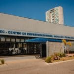 Um prédio branco traz as palavras em azul: "Ceitec - Centro de Centro de Empreendedorismo, Inovação e Tecnologia de Anápolis".