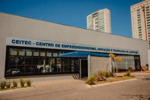Um prédio branco traz as palavras em azul: "Ceitec - Centro de Centro de Empreendedorismo, Inovação e Tecnologia de Anápolis".