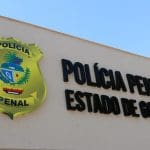 Uma fachada bege diz "Polícia Penal Estado de Goiás".