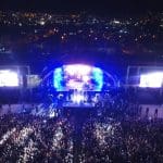 Um show noturno está acontecendo. As luzes do palco são azuis.