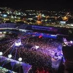 Vista aérea de uma área de shows durante a noite.