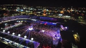 Vista aérea de uma área de shows durante a noite.