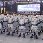 Vários policiais estão enfileirados, em formação.