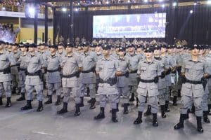 Vários policiais estão enfileirados, em formação.