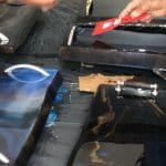 Mãos mexem em uma superfície com resina.