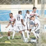 Jogadores do Anápolis FC comemoram após um gol.