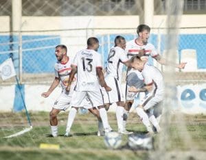 Jogadores do Anápolis FC comemoram após um gol.