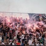 Torcida do Anápolis FC comemora no Estádio Jonas Duarte com fogos.