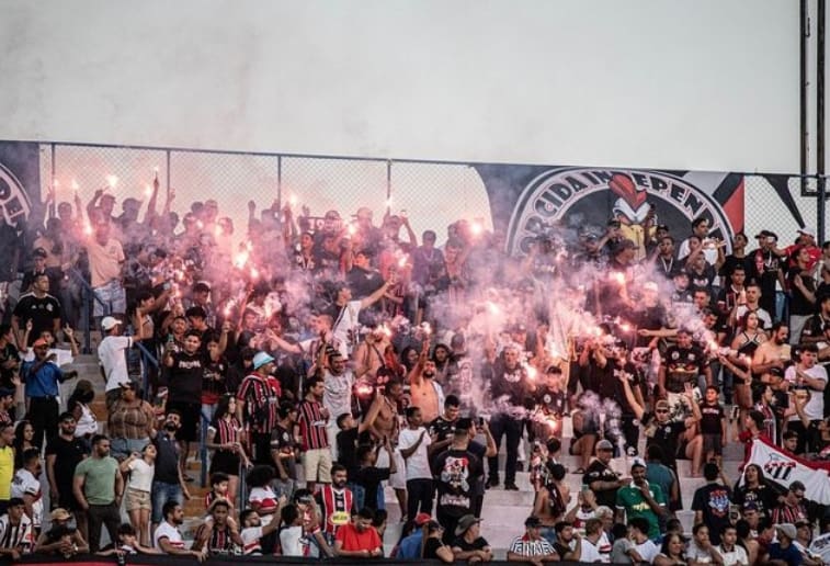 Torcida do Anápolis FC comemora no Estádio Jonas Duarte com fogos.