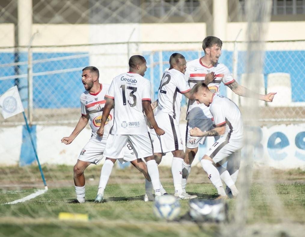Jogadores do Anápolis FC comemoram após um gol.