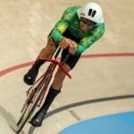 Carlos Alberto compete no ciclismo de pista.
