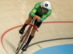 Carlos Alberto compete no ciclismo de pista.