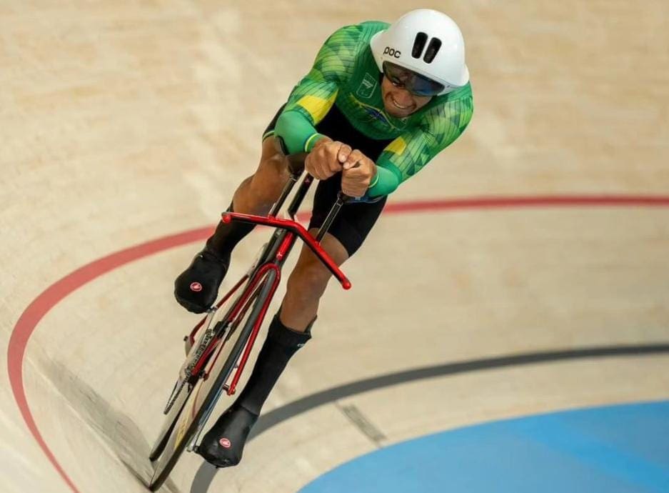 Carlos Alberto compete no ciclismo de pista.