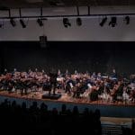 O Coro Sinfônico de Anápolis performa no Teatro Municipal.