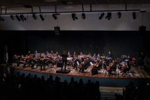 O Coro Sinfônico de Anápolis performa no Teatro Municipal.