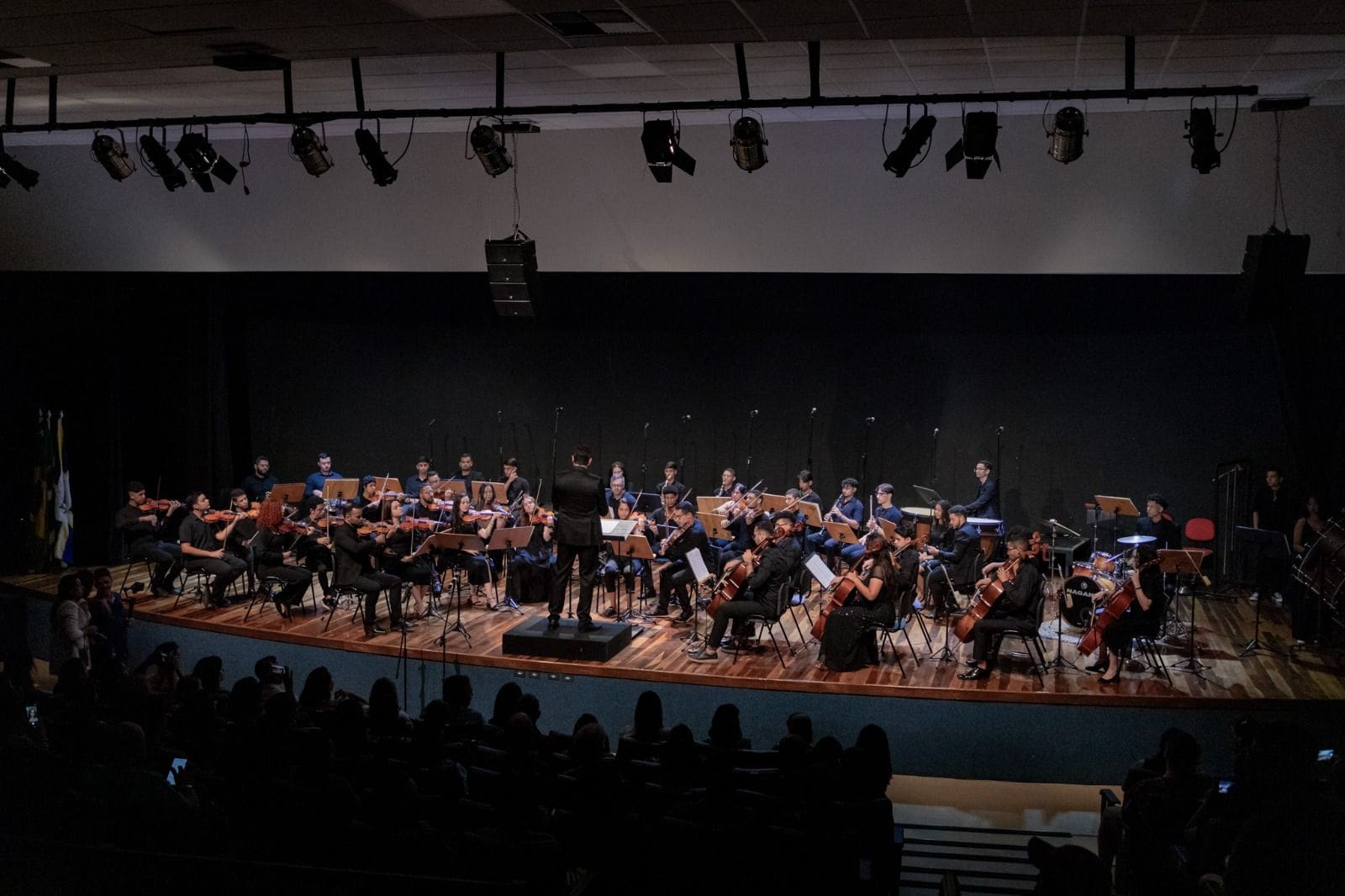 O Coro Sinfônico de Anápolis performa no Teatro Municipal.