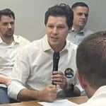 Daniel Vilela fala no microfone durante reunião na Acia.