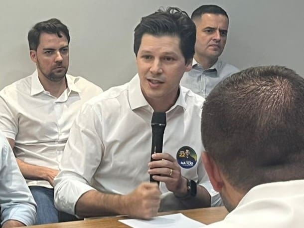 Daniel Vilela fala no microfone durante reunião na Acia.