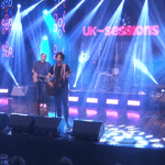A banda UK Sessions se apresenta em um de seus shows.