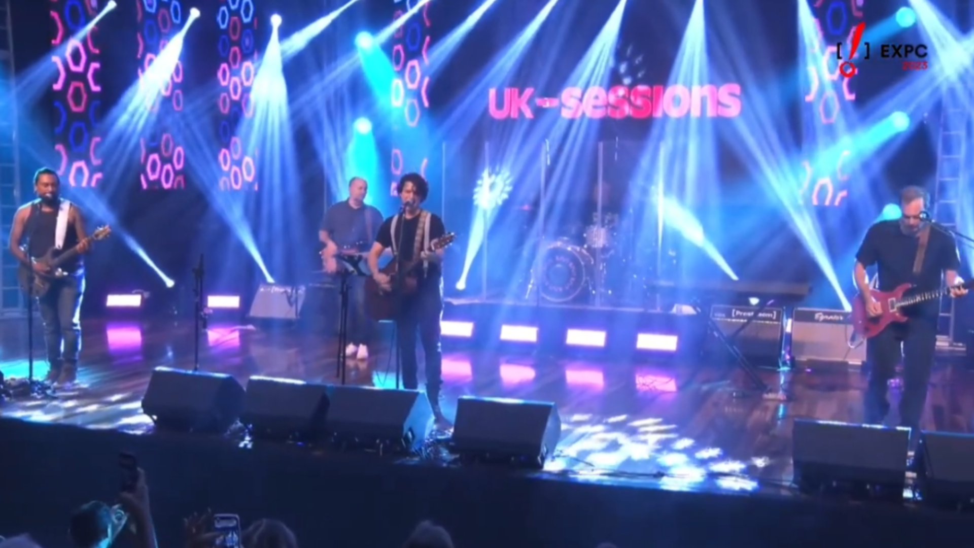 A banda UK Sessions se apresenta em um de seus shows.
