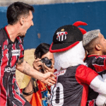 Jogadores do Anápolis comemoram após gol.