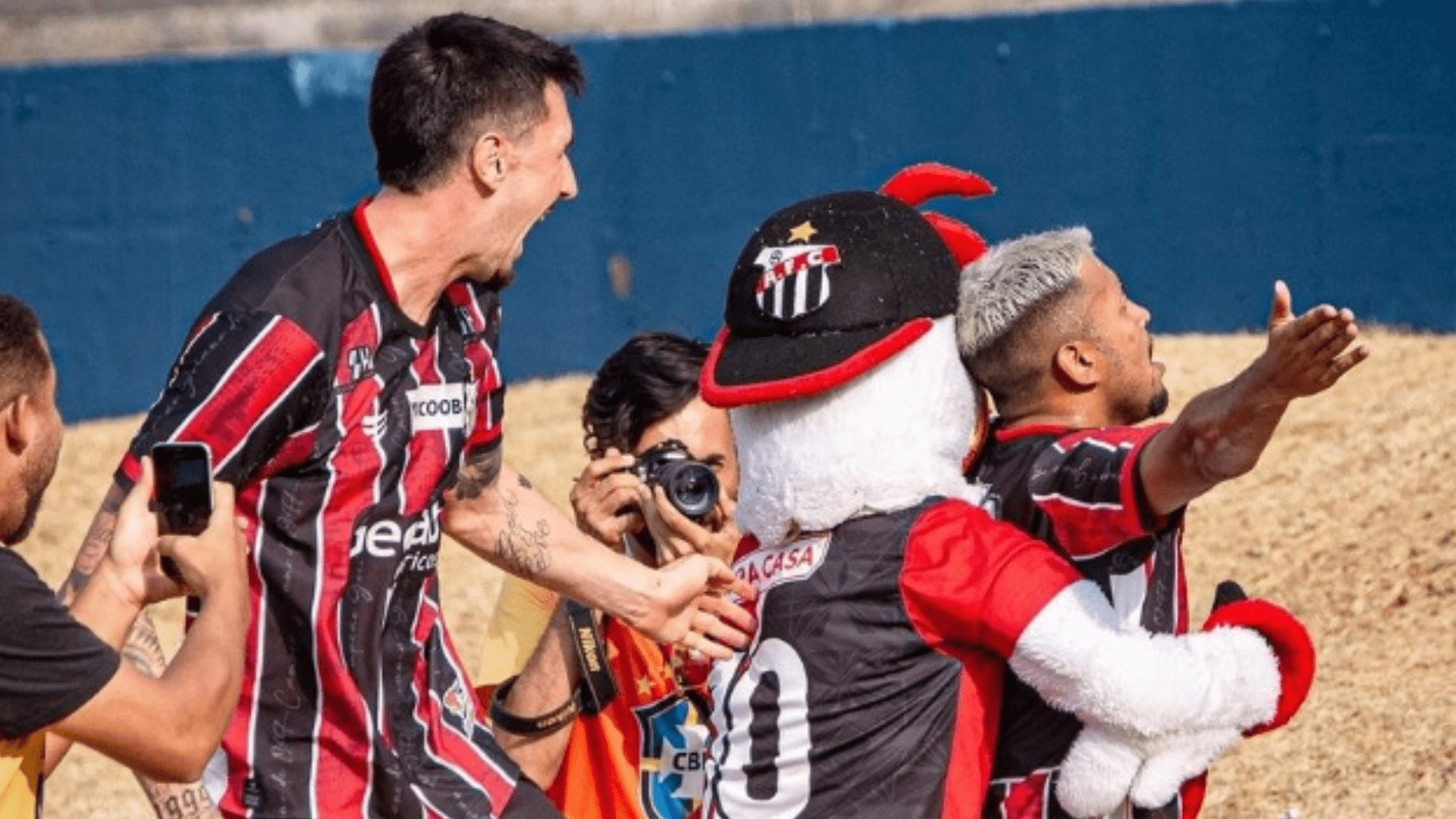 Jogadores do Anápolis comemoram após gol.