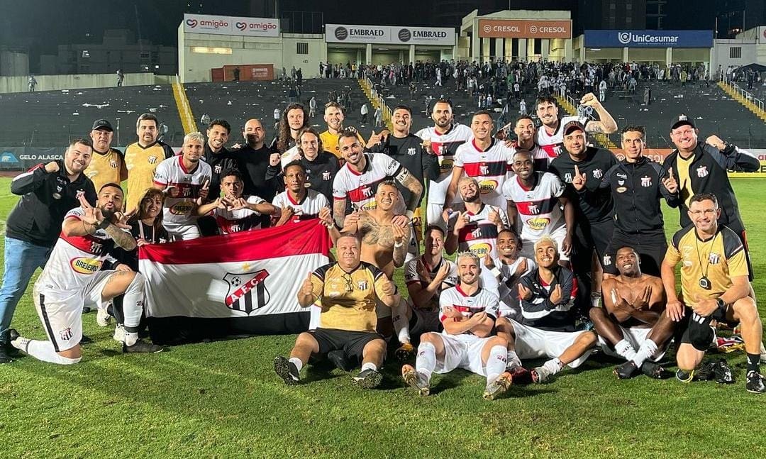 Time do Anápolis comemora após conquistar vaga na final da Série D.