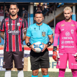 Árbitros, o capitão do Anápolis e o capitão do Maringá antes da partida começar.