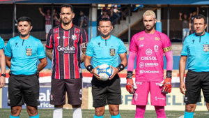 Árbitros, o capitão do Anápolis e o capitão do Maringá antes da partida começar.