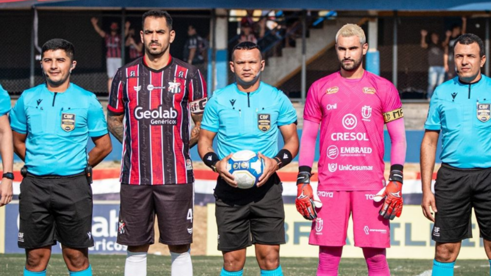 Árbitros, o capitão do Anápolis e o capitão do Maringá antes da partida começar.