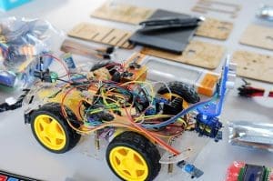 Carrinho automatizado construído na robótica.