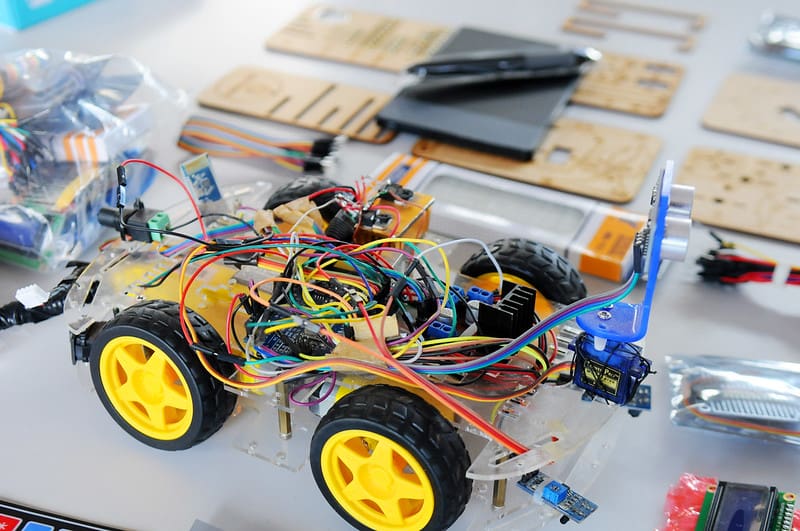 Carrinho automatizado construído na robótica.