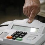 Pessoa realiza biometria antes de votar.