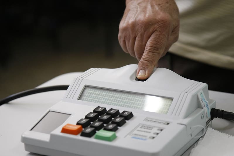Pessoa realiza biometria antes de votar.